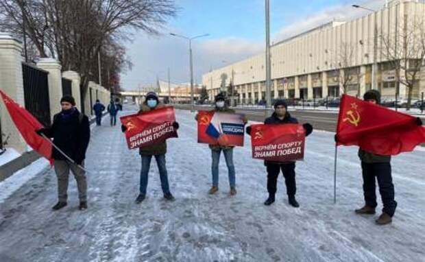 На фото: активисты Движения ЗА ПРАВДУ и представители Гвардии Захара Прилепина у здания Олимпийского комитета в Москве