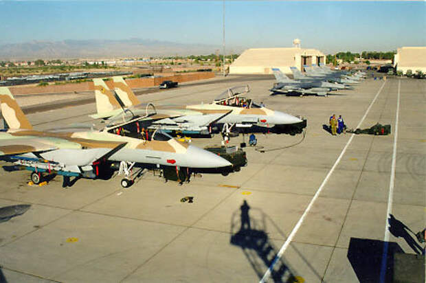 Американские истребители F-15 и F-16 в нехарактерных цветах на авиабазе Неллис