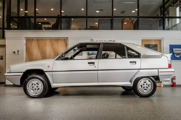 Дорожный автомобиль "Группы B": Почему Citroen выкупал спортивные BX 4TC у клиентов?