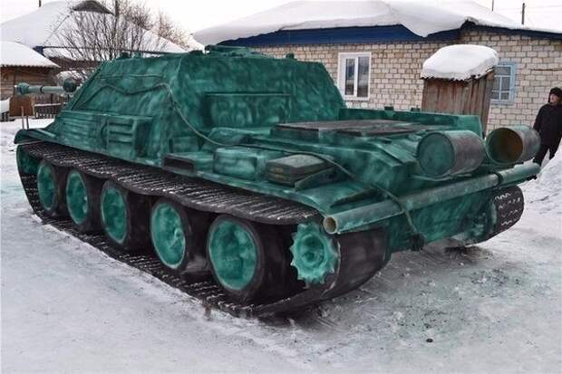 Любитель «World Of Tanks» из Новосибирска слепил из снега самоходную установку СУ 122-54. На нее ушло 20 тонн снега.