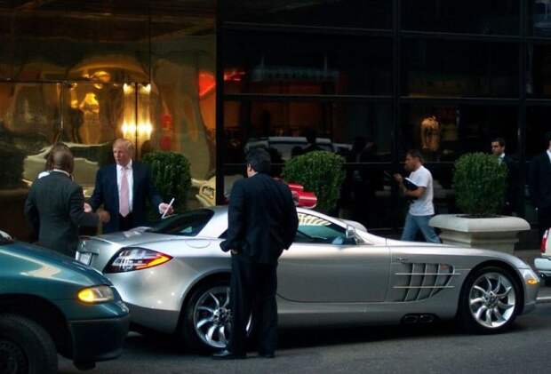Дональд Трамп получает заказанный Mercedes-Benz SLR McLaren под стенами Trump Tower, Нью-Йорк, 2005 г.