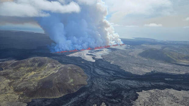 Лава отрезала дороги: мощное извержение вулкана началось в Исландии