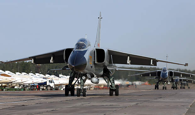 Группа китайских истребителей-бомбардировщиков JH-7A во время российско-китайских антитеррористических учений, 2013 год. Фото: Алексей Китаев / ИТАР-ТАСС