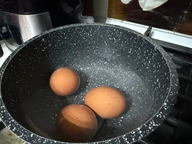 Не делайте так с яйцами после варки: привычка, которая портит продукт и делает его опасным