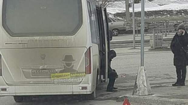 На Алтае водитель без прав задавил лежащего на дороге человека