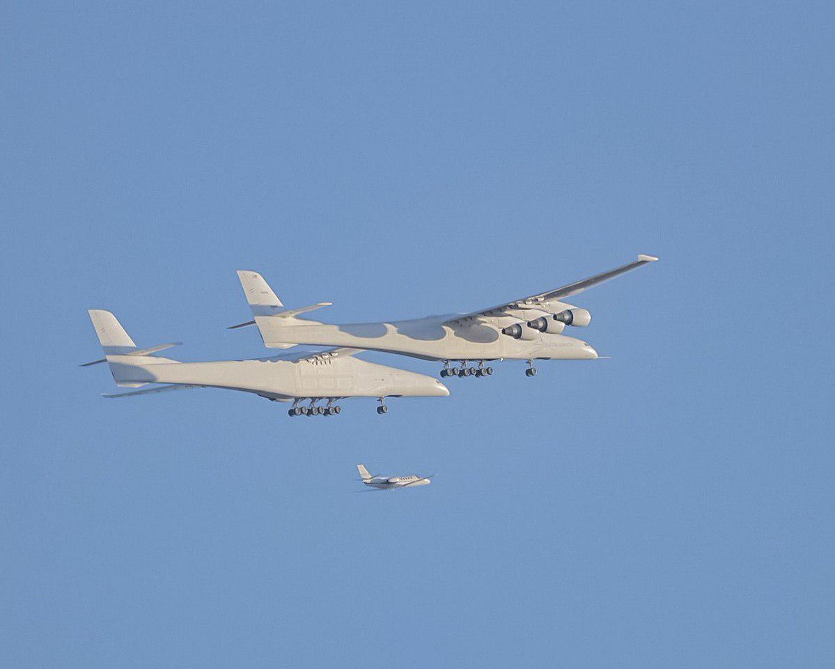 Самый длиннокрылый самолет Stratolaunch успешно совершил свой первый полет