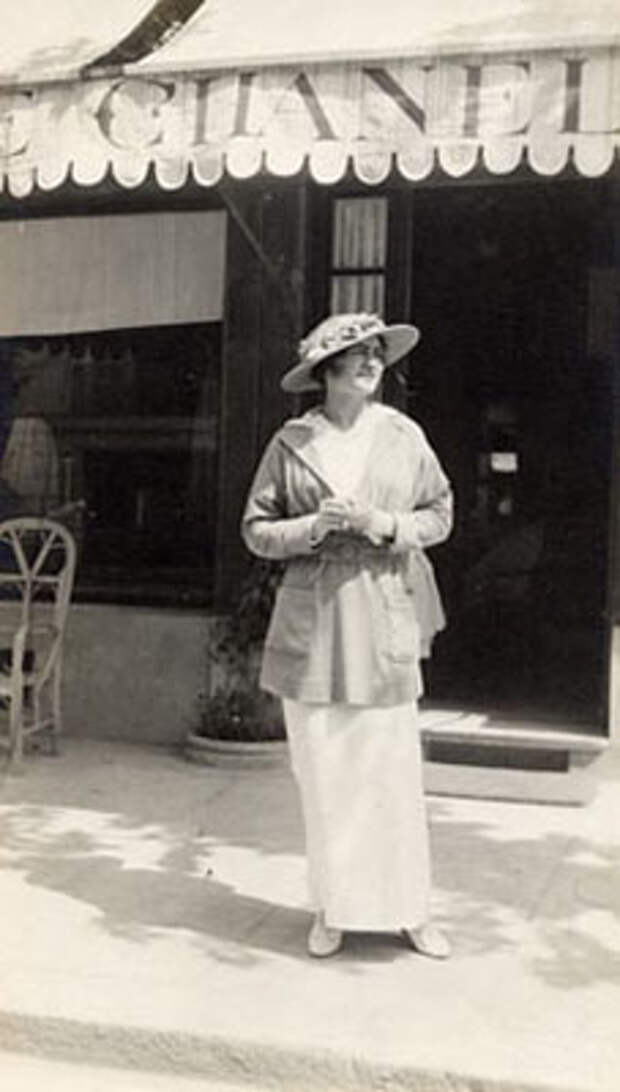Габриель Шанель в шляпке, 1912 год