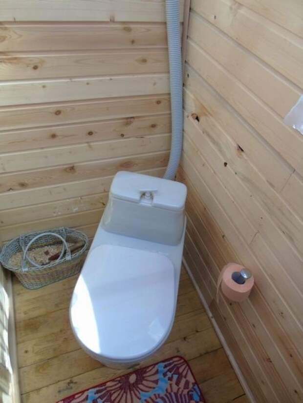туалет в виде кареты, королевский туалет на даче