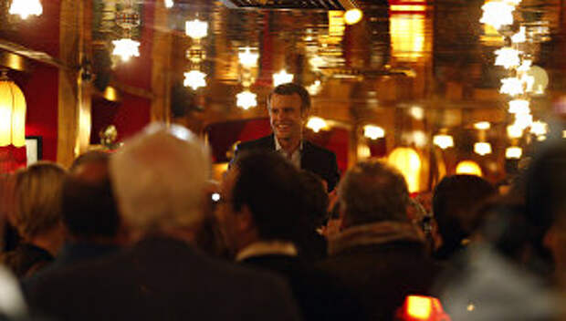 Эммануэль Макрон отмечает выход во второй тур выборов в ресторане La Rotonde в Париже. Архивное фото