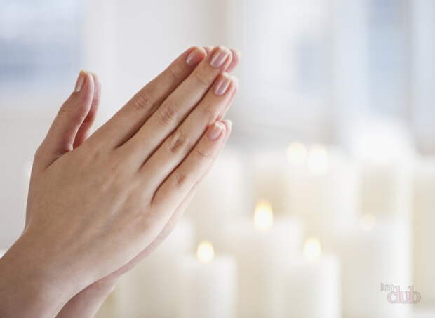 Сложенные руки девушки в молитве