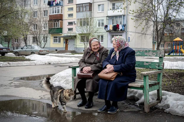 У всех подъездов Новосибирска могут появиться скамейки для пенсионеров