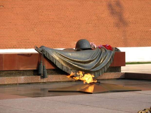 Пьяные финны осквернили могилу Неизвестного солдата в Москве