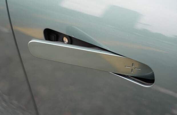 Почему Китай против скрытых ручек в машинах: безопасность важнее дизайна