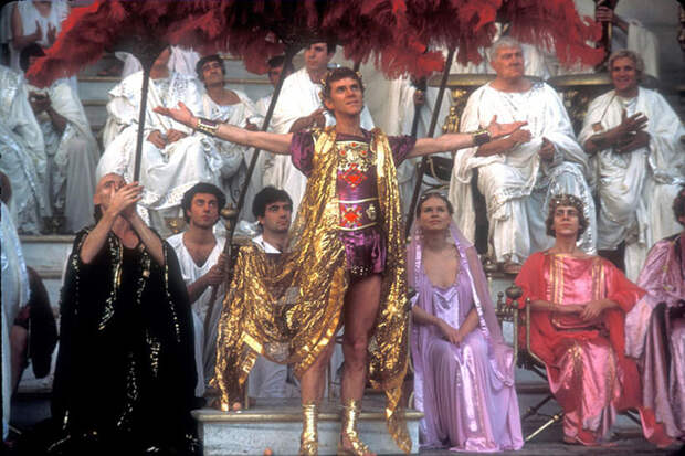 Малкольм МакДауэлл в роли императора Калигулы в одноимённом фильме.