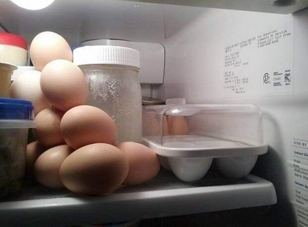 Попросила мужа положить яйца в холодильник.