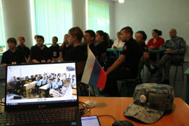 Красноярские полицейские провели телемост между правоохранительными классами края и Херсонской области