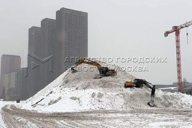 У Савеловского вокзала в Москве образовалась Бутырская снежная дюна