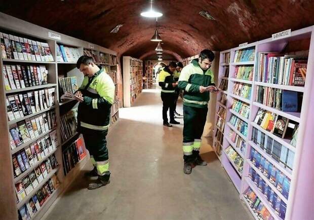 Библиотека из выброшенных книг в Турции