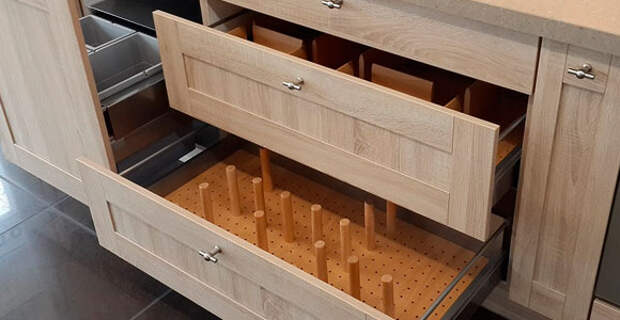 Удобные выдвижные кухонные шкафы с органайзером для посуды