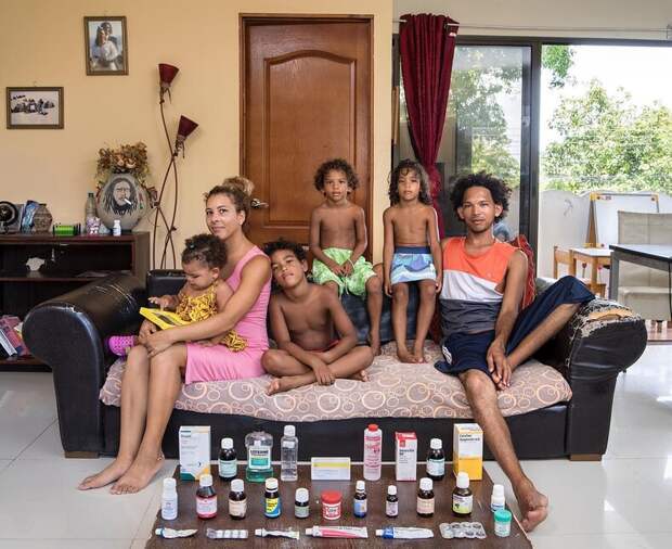 Чем лечатся люди по всему миру: фотограф просит показать домашние аптечки жителей разных стран
