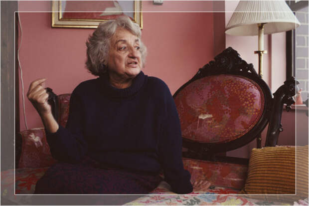 Американская писательница и феминистка Бетти Фридан в своей квартире в Нью-Йорке в 1990 году.