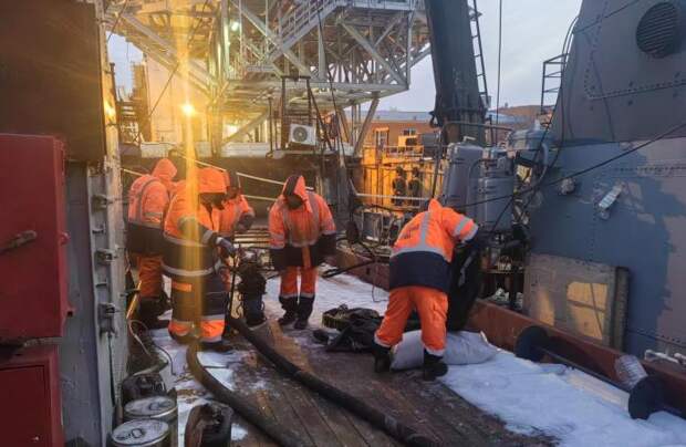 Под Астраханью спецгруппа спасателей Морспасслужбы уберегла судно от затопления