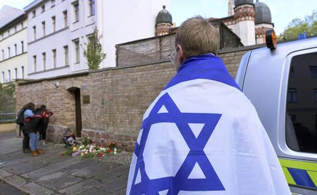 На фото: жители немецкого Галле почтили память погибших в результате стрельбы возле синагоги