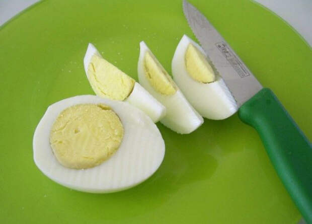 Аккуратно порезать яйца. | Фото: Лента друзей BARGUZIN.
