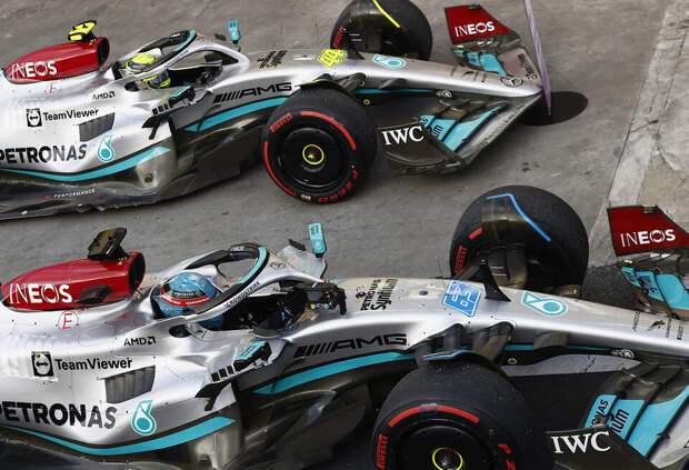 Льюис Хэмилтон поздравил Джорджа Рассела с первой победой