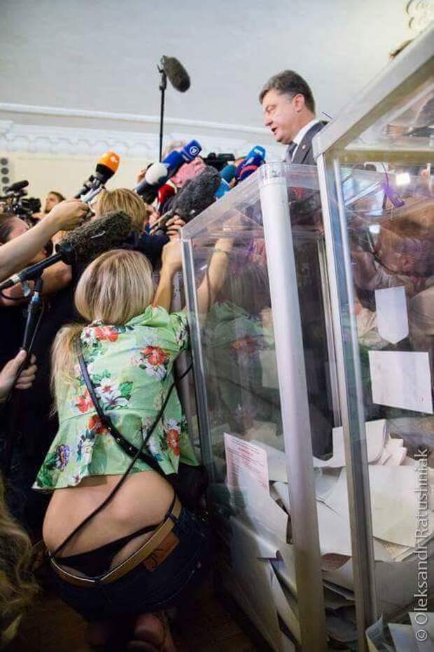 В сети набирает популярность откровенное фото журналистки возле Порошенко