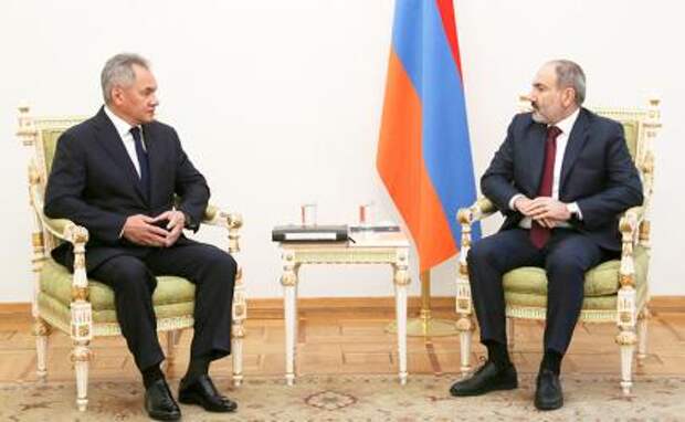 На фото: министр обороны РФ Сергей Шойгу и премьер-министр Армении Никол Пашинян (слева направо) во время встречи