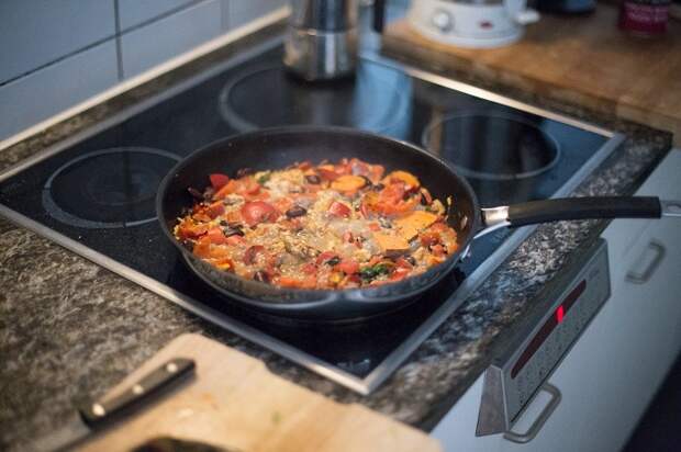 Если перегрузить сковороду, компоненты будут тушиться, а не жариться. / Фото: xozandhome.ru