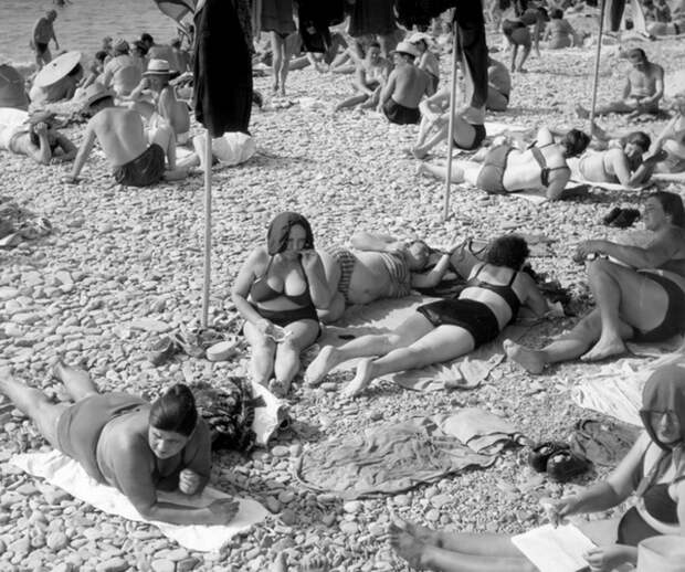 Пляжная жизнь в СССР. Солнце, воздух, вода и пляжная мода