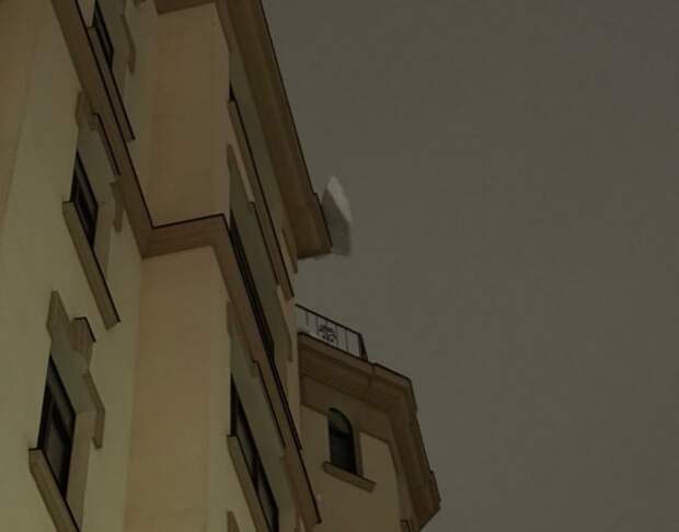 В Туле жильцы дома на Свободы испугались нависшей с крыши глыбы льда