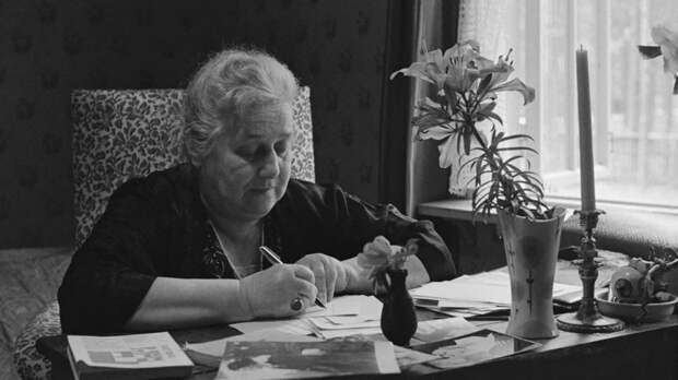 Росархив: Ахматова трижды писала Сталину с просьбой помиловать ее мужа и сына