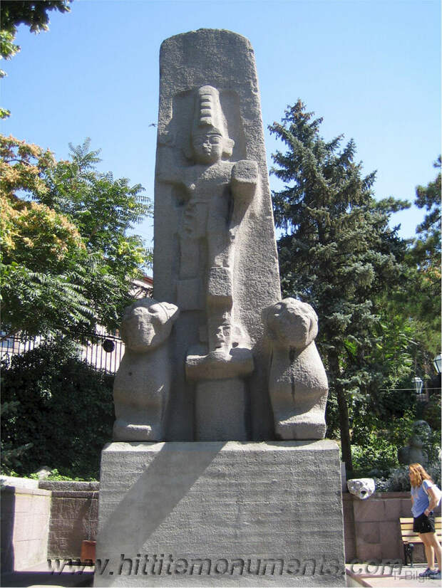 Копия Фасылларского монумента в Анкаре. Изображение взято с сайта: https://www.hittitemonuments.com/fasillar