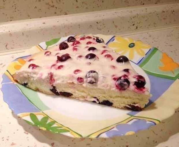 пирог с начинкой и ягодами