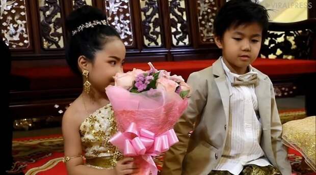 В Таиланде родители поженили близнецов, так как брат и сестра были возлюбленными в прошлой жизни брат, в мире, дети, история, люди, обычай, свадьба, сестра