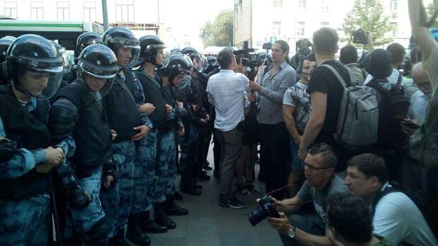 Оппозиция обманом привела на митинг в Москве «пушечное мясо» Оппозиция обманом привела на митинг в Москве «пушечное мясо»