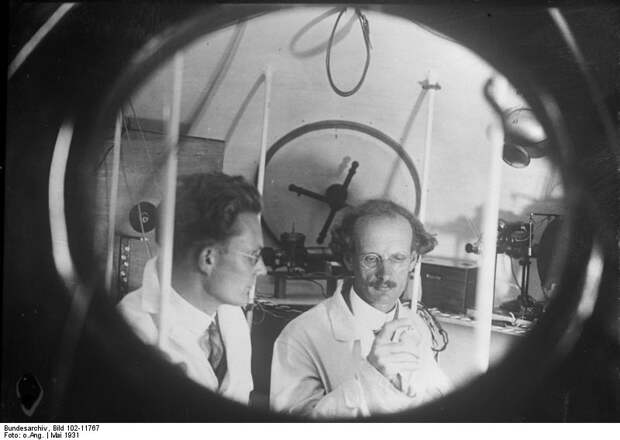 https://commons.wikimedia.org/wiki/File:Bundesarchiv_Bild_102-11767,_Auguste_Piccard_und_Paul_Kipfer.jpg