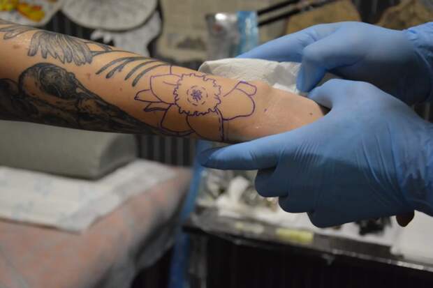 Снижение зрения и риск рубцов: медики объяснили, чем опасен татуаж при диабете и не только