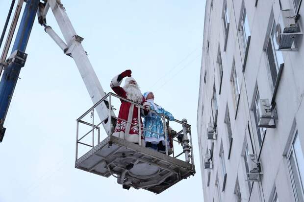 Сотрудники МЧС пятый год поздравляют пациентов детской больницы