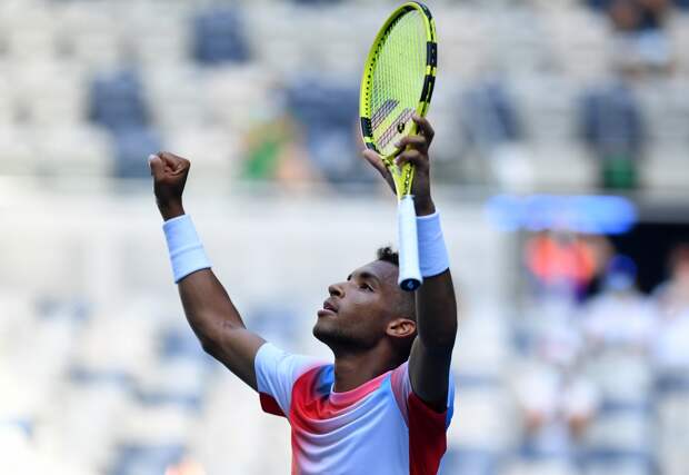 Оже-Альяссим стал первым полуфиналистом турнира в Париже