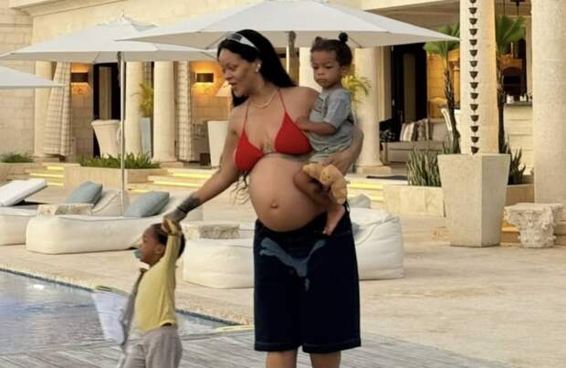 «Значит, я не одна такая сумасшедшая?»: Рианна намекнула на четвертую беременность