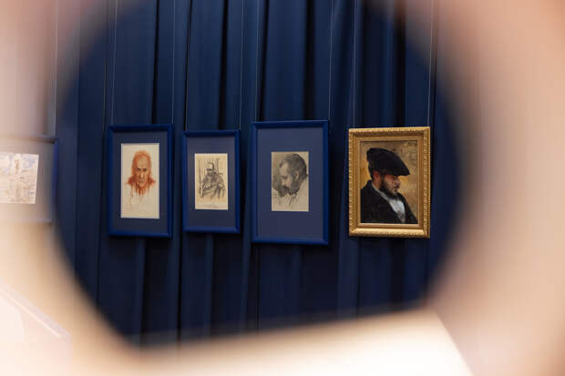 Экспозиция выставки «Все Бенуа — всё Бенуа»