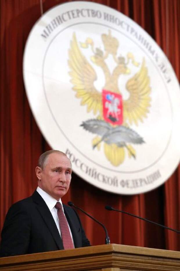 Путин в здании МИДа на встрече с российскими дипломатами, 19 июля 2018 года