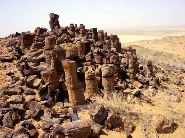 Каменные трубы пустыни Кызылкум.