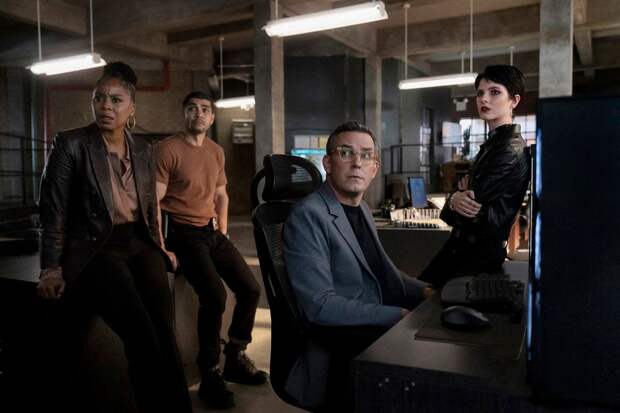 The OC team (except for Stabler) sitting in the squad room looking at something off-screen