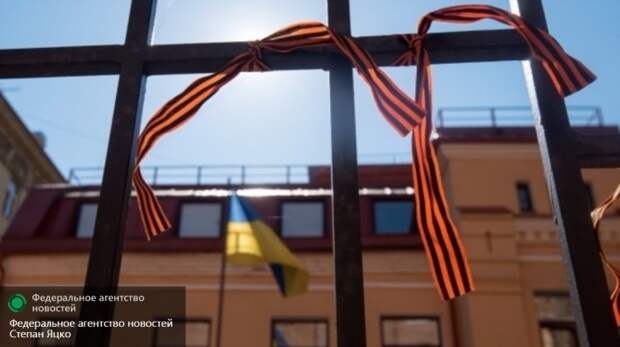 Киевских чиновников накажут за фото с георгиевской лентой