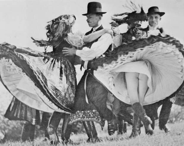 Венгры танцуют танец чардаш, 1938 г. история, события, фото